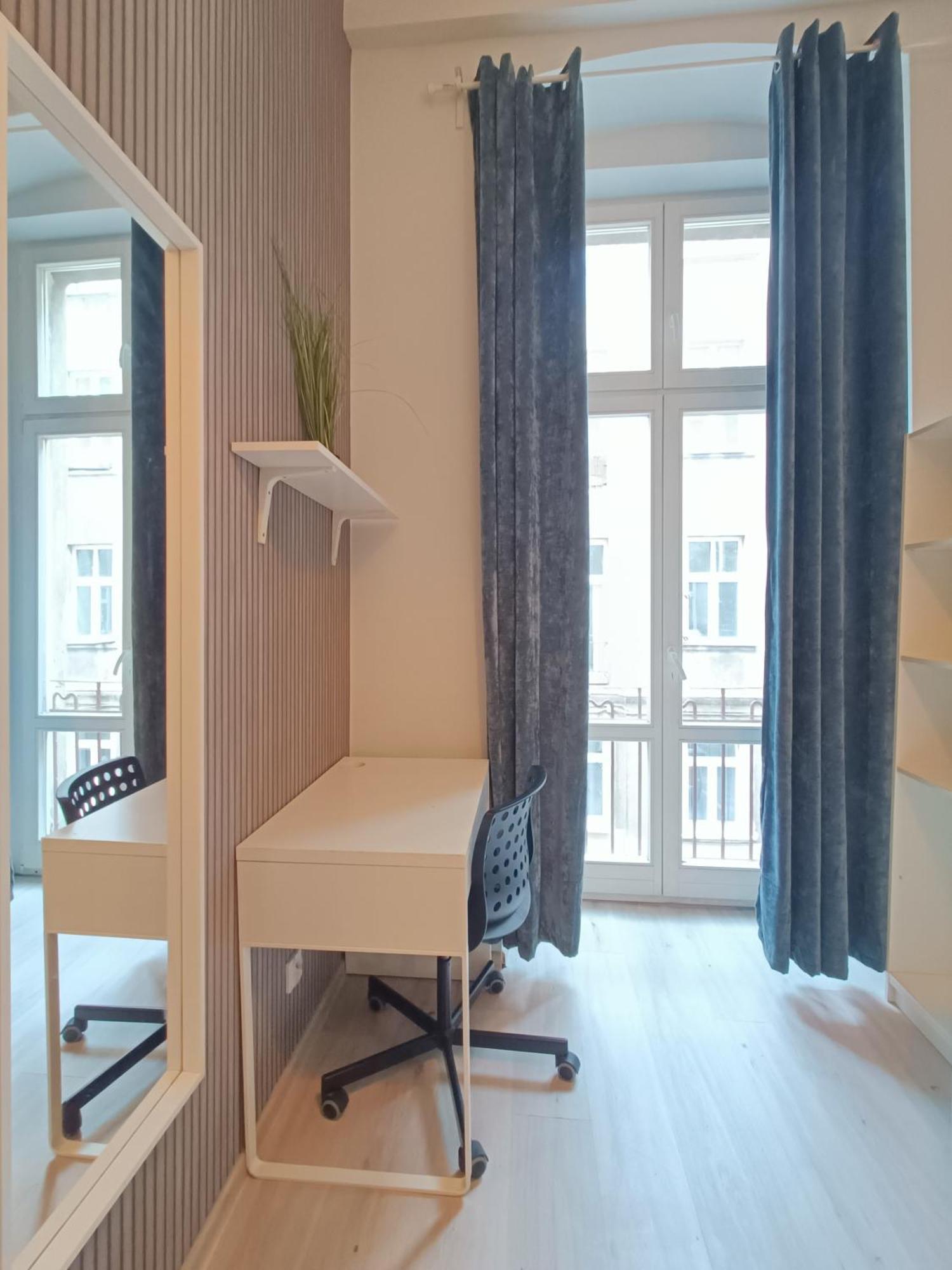 Centrum Fabryczna Rooms Łódź Exteriör bild